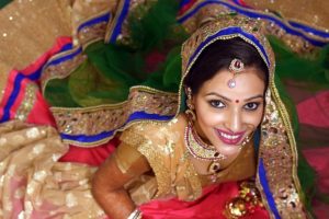 Read more about the article शादी के बाद महिलाएं सिंदूर क्यों लगाती हैं। सिंदूर लगाने के फायदे