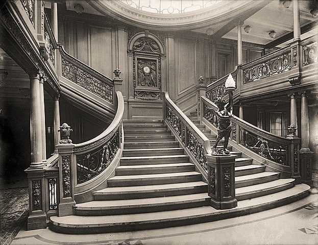 प्रसिद्ध ग्रांड सीढ़ी, जो नाव डेक और ई डेक से जुड़ी थी