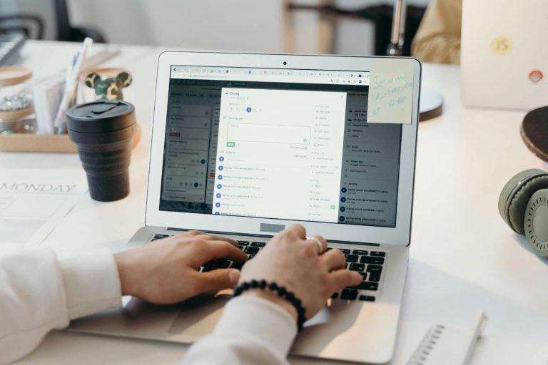 3 Smart Ways to Keep Customers in the Loop Automatically