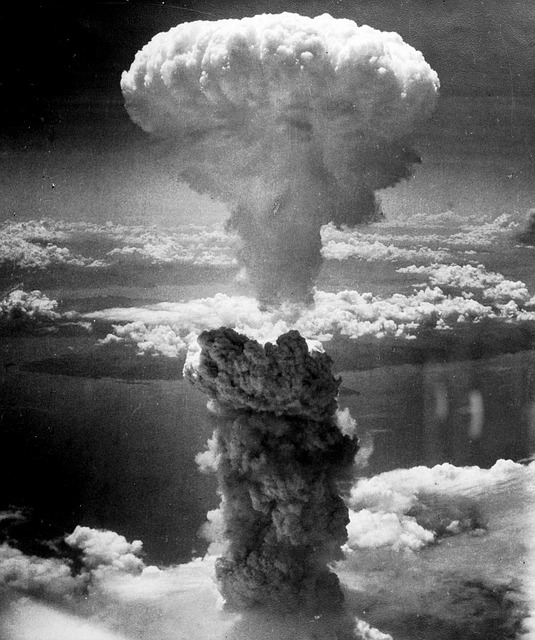 हिरोशिमा और नागासाकी पर परमाणु बम