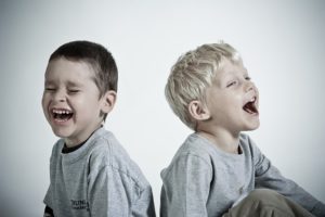 Read more about the article व्यक्ति दिन मे कितनी बार हसता है ? हंसी से जुड़ी मजेदार बातें