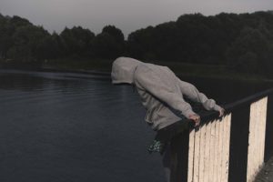 Read more about the article आत्महत्या क्यों करते हैं लोग ? suicide  करने के कारण क्या हैं ?